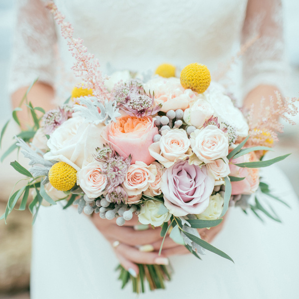 Krásné svatební kytice nevěsty rukou - Fotografie, Obrázek