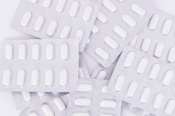 pastillas médicas en blister de plata paquetes aislados en fondo blanco
 - Foto, Imagen