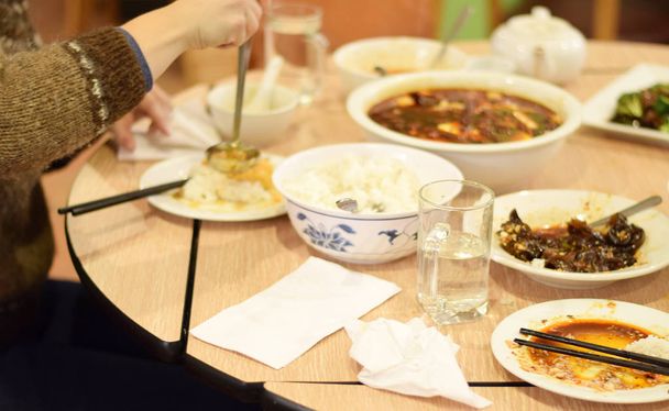 People eating Szechuan Chinese food - Fotografie, Obrázek