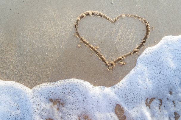Herz auf Sand am Strand gezeichnet - Foto, Bild