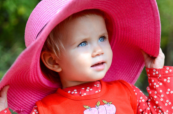Sahilde şapkalı küçük kız - Fotoğraf, Görsel