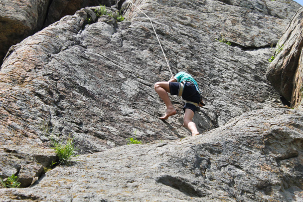 Niño escalando en una roca
 - Foto, Imagen