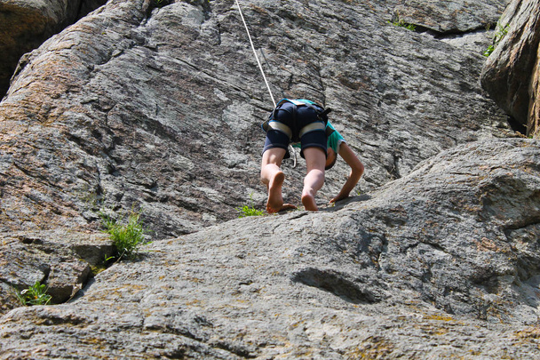 Junge klettert auf einen Felsen - Foto, Bild