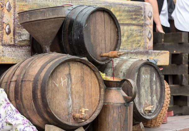 barricas viejas y herramientas para la producción de vino
  - Foto, imagen