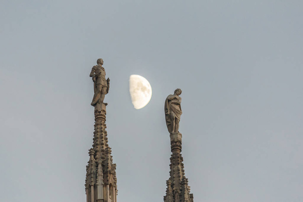 Milano Duomo heykel moon ile. - Fotoğraf, Görsel
