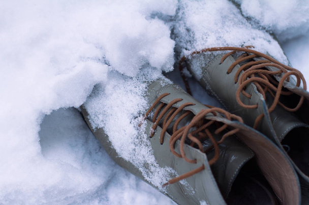 vintage lederen schoenen bedekt met sneeuw  - Foto, afbeelding