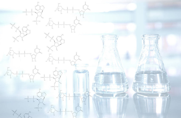kemiallinen rakenne pulloineen ja injektiopullojen taustoineen laboratoriossa
 - Valokuva, kuva