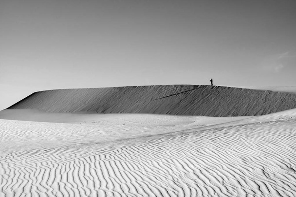 La vida es el viaje, hombre solitario en la colina de arena
 - Foto, imagen