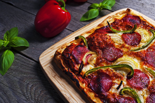 pizza italienne maison avec pepperoni sur une table en bois
 - Photo, image
