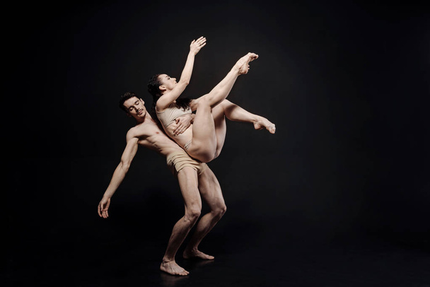 Masterful athletes demonstrating their skills in the studio - Foto, afbeelding