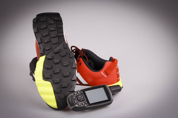 бігове взуття з рушником, пляшкою та навігацією - готуйтеся до бігу на природі
 - Фото, зображення