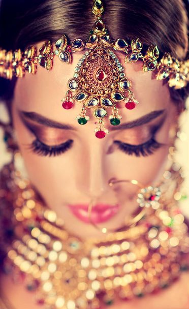 Портрет красивой индийской девушки - Фото, изображение