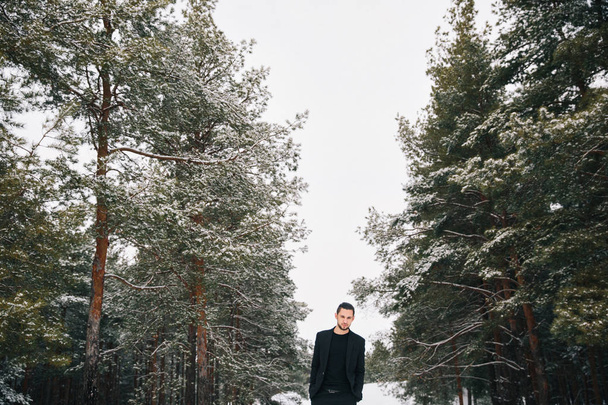 man in the woods in winter - Фото, зображення