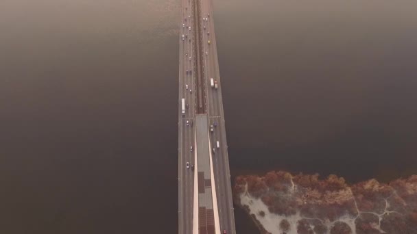 キエフの南の橋を渡って飛ぶ。ウクライナ - 映像、動画