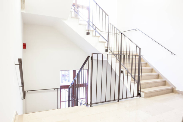 bir binada merdiven - Fotoğraf, Görsel
