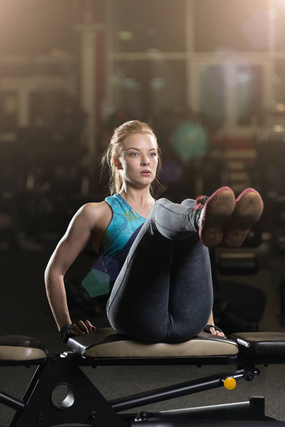 Γυναίκα που κάνει δύναμη ασκήσεις για τους κοιλιακούς μυς - Φωτογραφία, εικόνα
