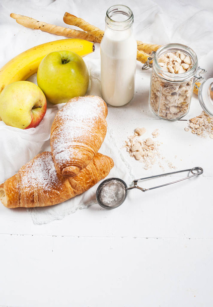 Здоровий сніданок з яблуком, бананами та круасанами
 - Фото, зображення