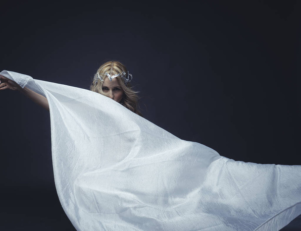 Beautiful blonde woman in white dress - Foto, Imagem