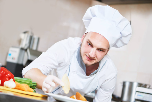 férfi szakács saláta élelmiszer díszítő - Fotó, kép