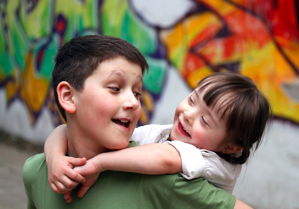 Мальчик и девочка вместе на детской площадке
. - Фото, изображение