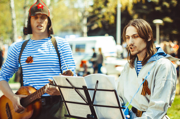 músicos cantan en la calle
 - Foto, Imagen