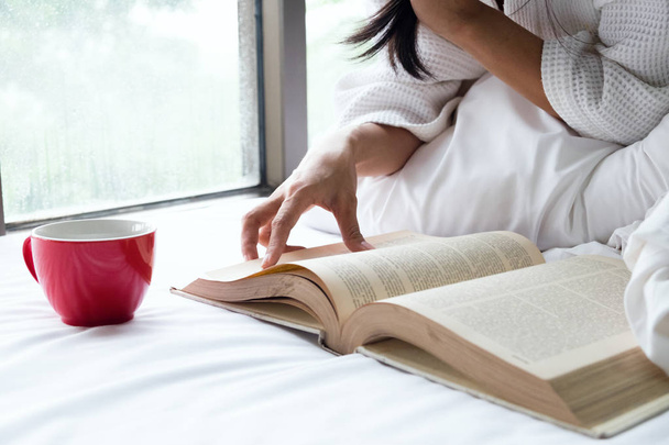 Femme se détendre et lire sur le lit avec vieux livre
 - Photo, image