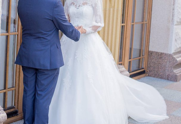 The bride and groom stand together - Valokuva, kuva