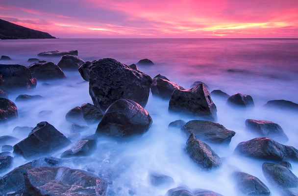 Камни в море на закате
 - Фото, изображение