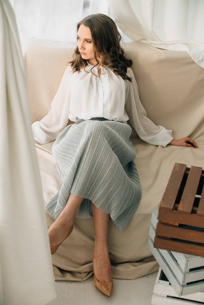 attraente donna d'affari in abito formale seduta sul divano
  - Foto, immagini