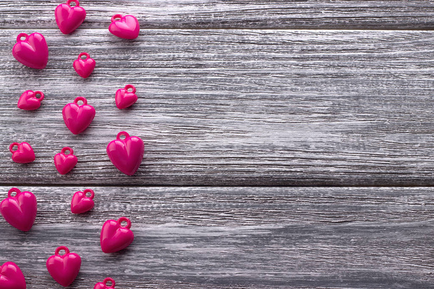 Coeurs violets multiples sur fond de bois blanc rustique peint en gris. Saint Valentin
. - Photo, image