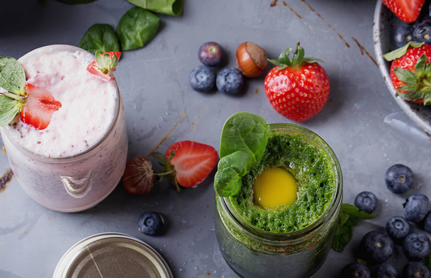 Strawberry and Spinach Smoothies - 写真・画像