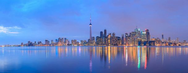 Vistas panorámicas en el horizonte frente al mar de la ciudad de Toronto
 - Foto, imagen
