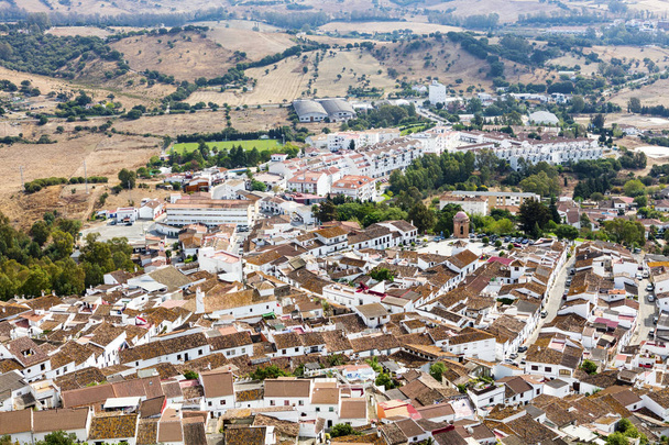 Vista aérea rural española con un pequeño pueblo
. - Foto, Imagen