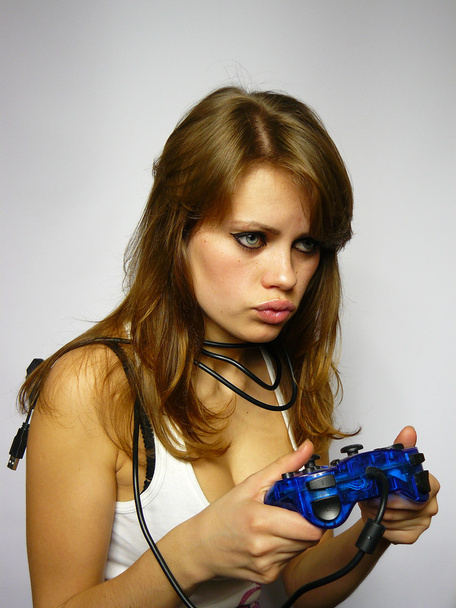 Привлекательная женщина играет в видеоигры
 - Фото, изображение