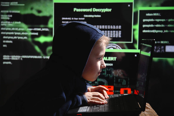 Genç okullu çocuk prodigy - bir hacker. Üstün yetenekli öğrenci bankacılık sisteminin girer. - Fotoğraf, Görsel