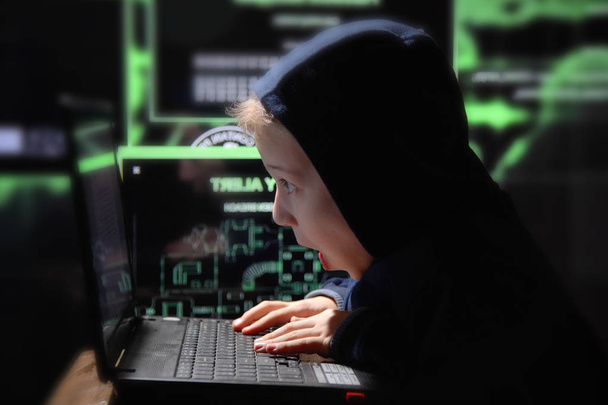 Jonge schooljongen prodigy - een hacker. Begaafd student treedt in het bankwezen. - Foto, afbeelding