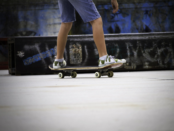 コンクリートの上でスケート中のスケートボーダー フィート - 写真・画像