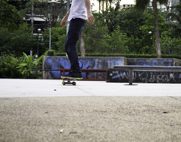 Skateboarder piedi mentre pattinaggio sul pavimento di cemento
 - Foto, immagini