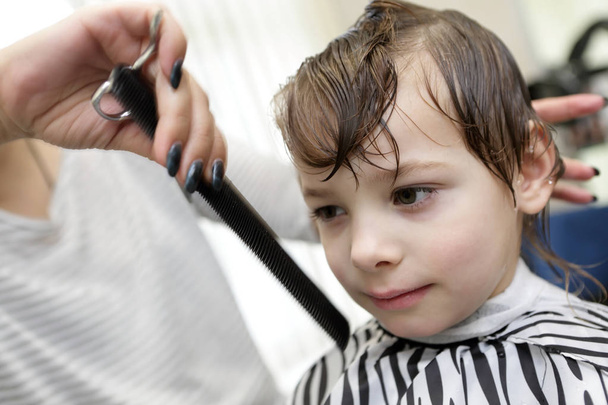 Boy in barbershop - Foto, Imagen