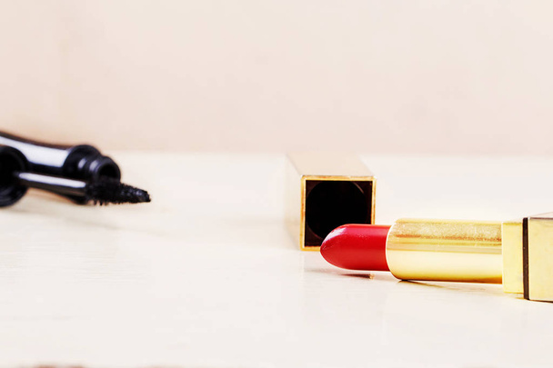 Rode lippenstift met Mascara - Foto, afbeelding