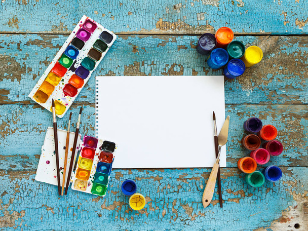 Conjunto de pintura: pinceles, pinturas, lápices de colores, acuarela, papel blanco
  - Foto, Imagen