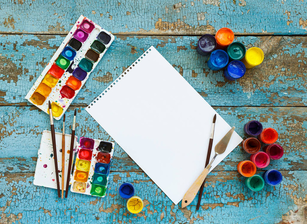 Conjunto de pintura: pincéis, tintas, lápis de cor, aquarela, papel branco
  - Foto, Imagem