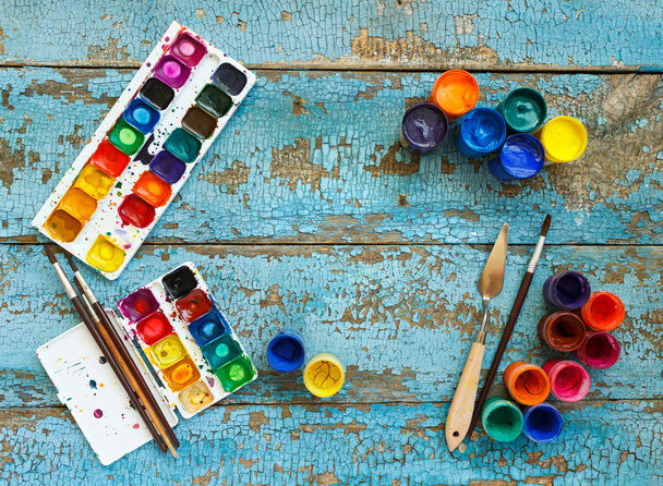 Набір живопису: пензлі, фарби, олівці, акварель з копіспаком
 - Фото, зображення