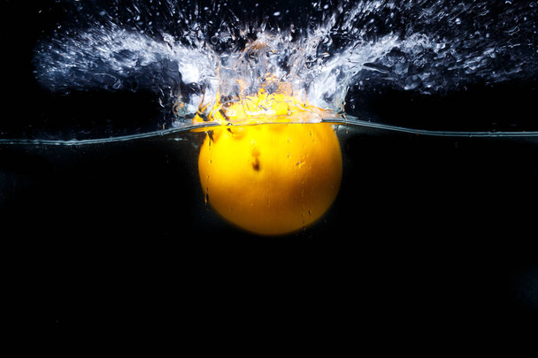 Високошвидкісна фотографія фруктів з бризкою у воді
 - Фото, зображення