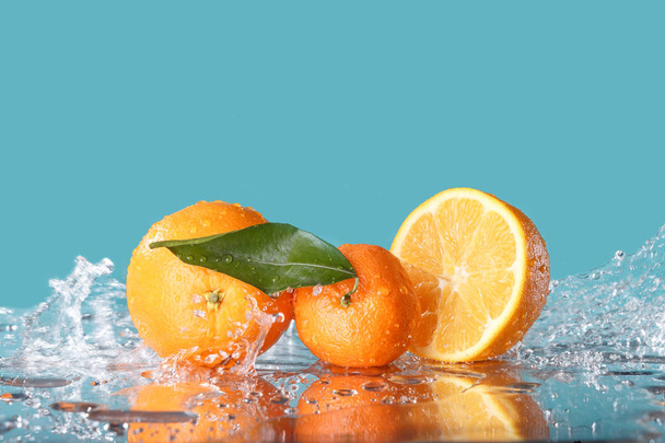 orange fraîche avec éclaboussure d'eau sur fond vert
 - Photo, image