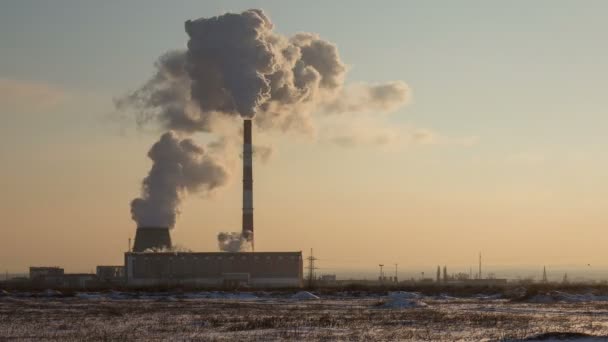 Wolken von Dampfheizkraftwerk über dem Winterabend bei Sonnenuntergang. - Filmmaterial, Video