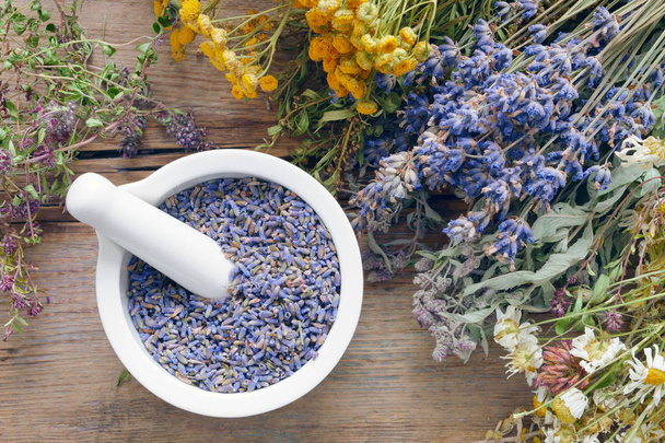 Heilkräuter, Mörser gefüllt mit gesunden trockenen Lavendelblüten - Foto, Bild