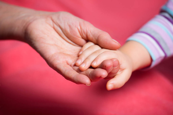 Тримаючи дитину руку
 - Фото, зображення