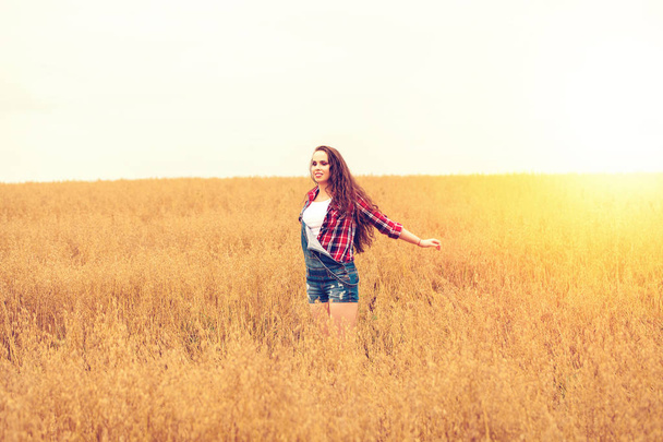 Joven hermosa mujer caminando en un campo, verano al aire libre
 - Foto, imagen