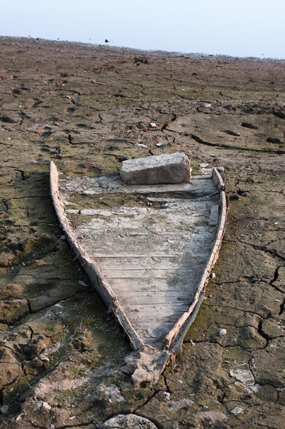 Tuhoutunut vene joen rannalla
 - Valokuva, kuva